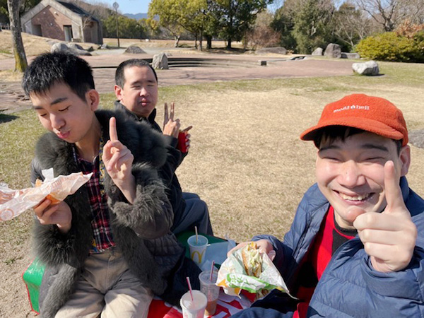 公園で食事をしている写真